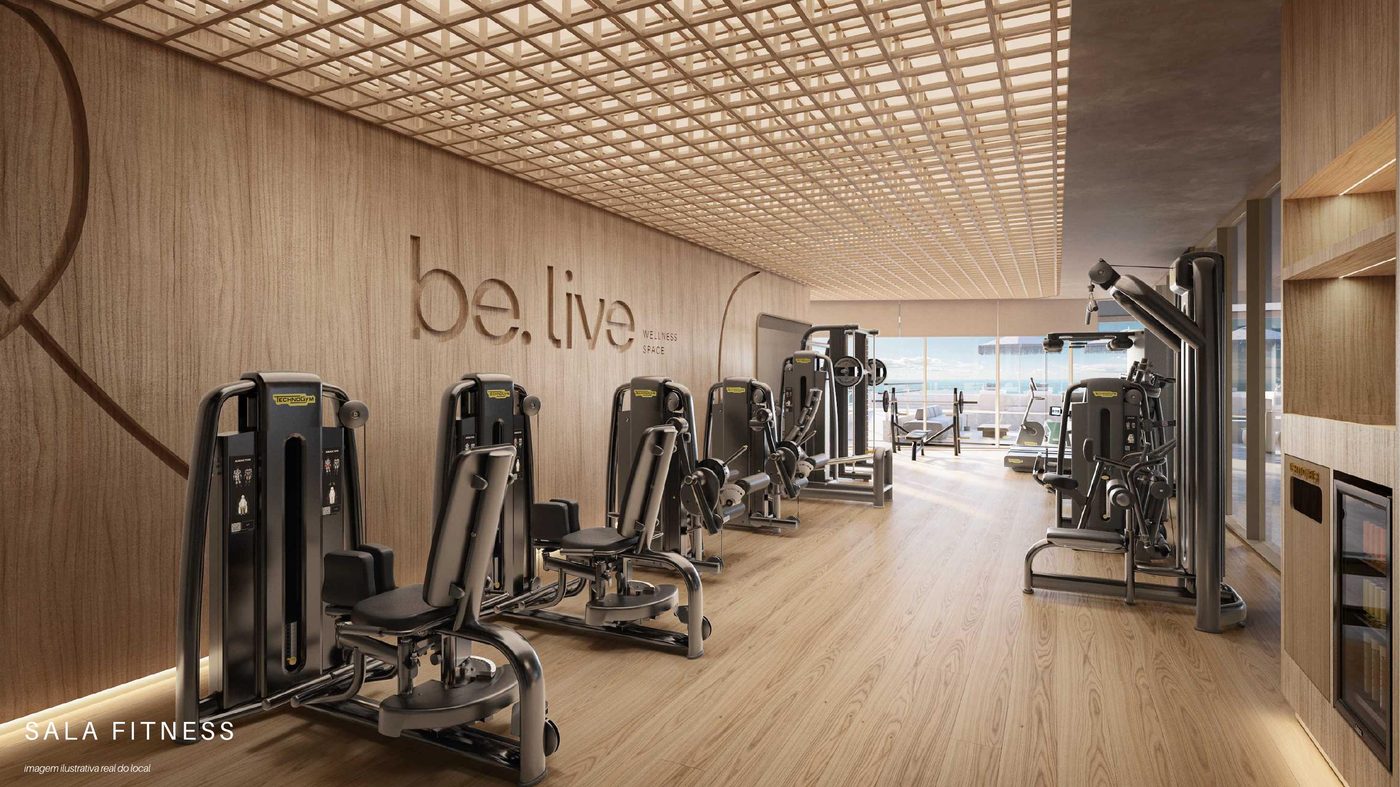 Academia be.live com equipamentos Technogym e vista iluminada