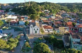 Vista aérea do centro histórico de Itacaré, com casario e igreja