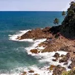 Prainha com rochas e mar