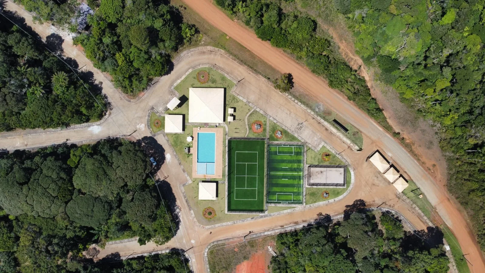 Vista aérea do clube de lazer e do cruzamento das vias internas
