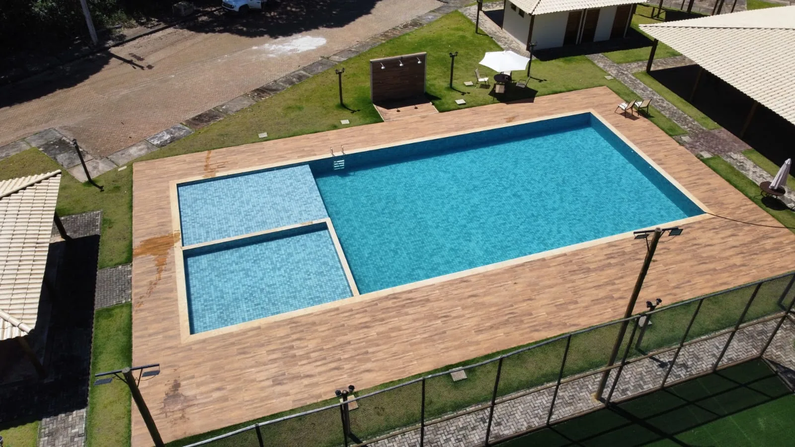 Piscina do clube de lazer, com piscina infantil e espreguiçadeiras