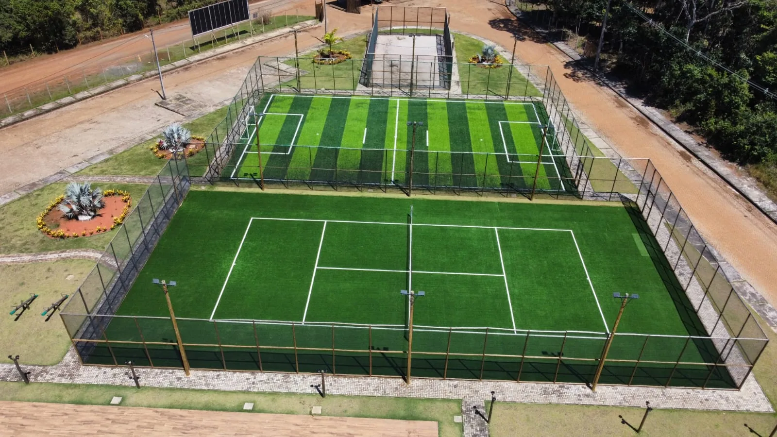 Quadra poliesportiva e campo society vistos de perto